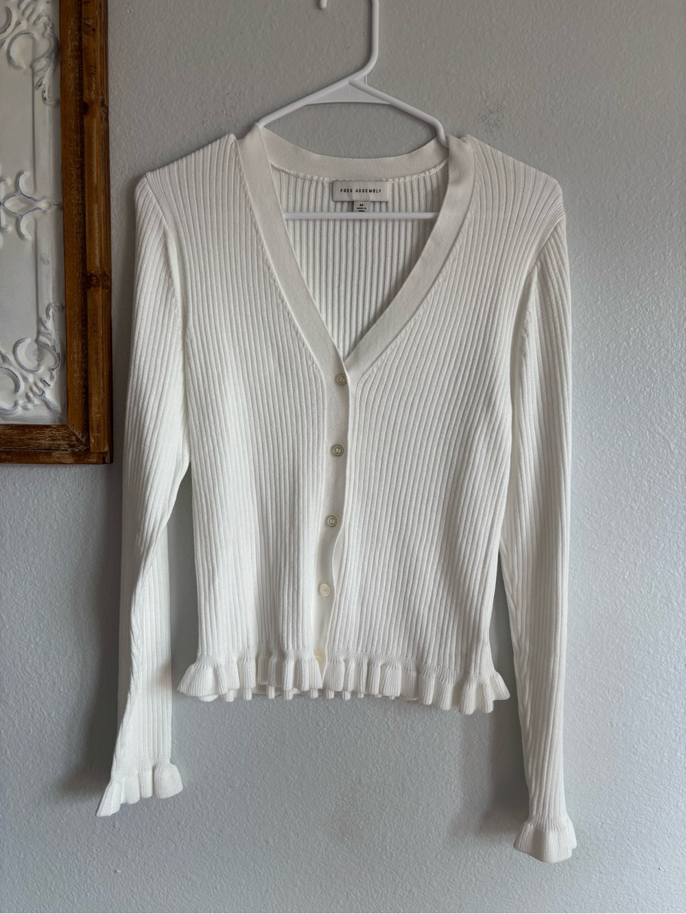 Free Assembly women sz M Ribbed V-Neck Button Cardigan Ruffle Trim Cream button